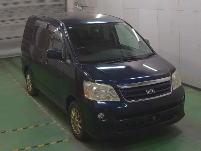 Toyota Noah 2004