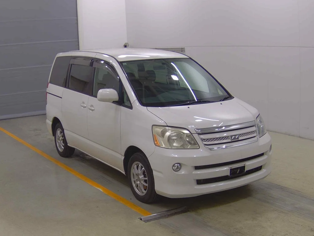 Toyota Noah 2004