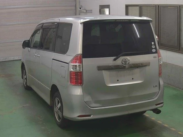 Toyota Noah  с аукциона в Японии