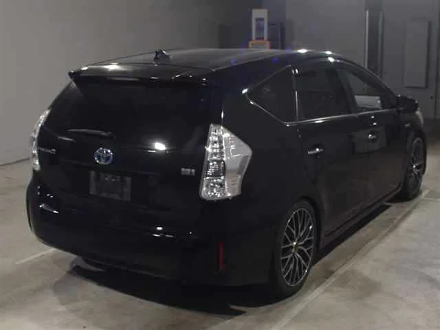 Toyota Prius Alpha 2014