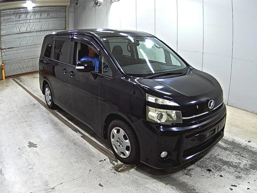 Toyota Voxy 2011