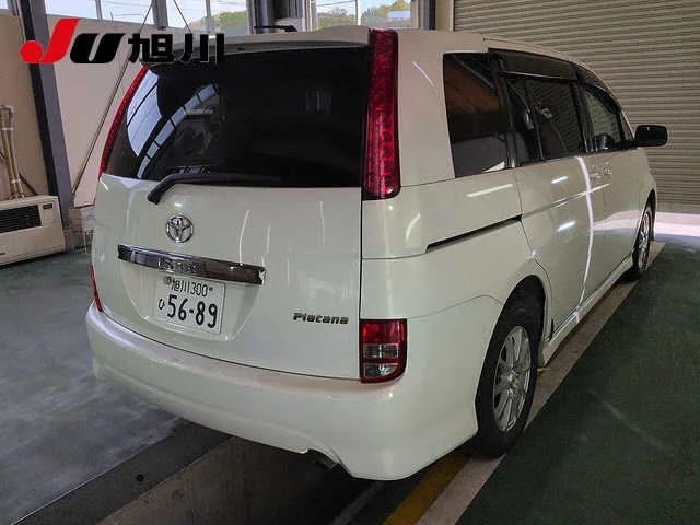 Toyota Isis  с аукциона в Японии