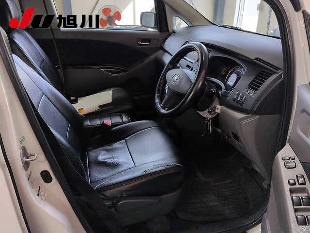 Toyota Isis  с аукциона в Японии