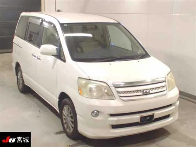 Toyota Noah 2005
