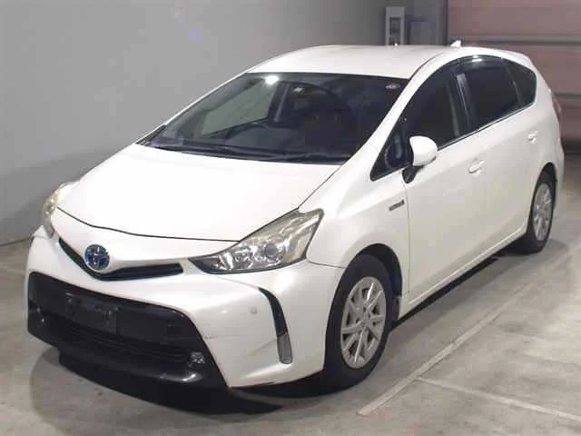 Toyota Prius Alpha 2015