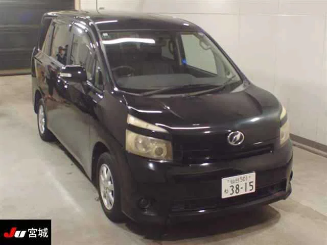 Toyota Voxy  с аукциона в Японии