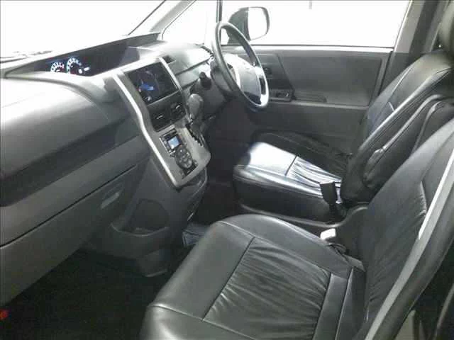 Toyota Voxy  с аукциона в Японии