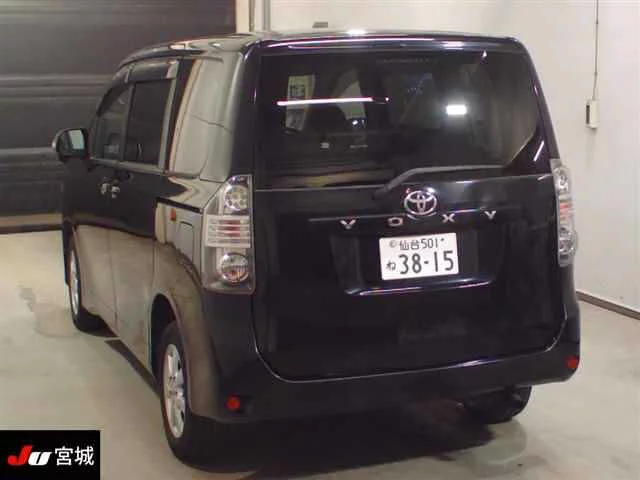 Toyota Voxy  с аукциона в Японии