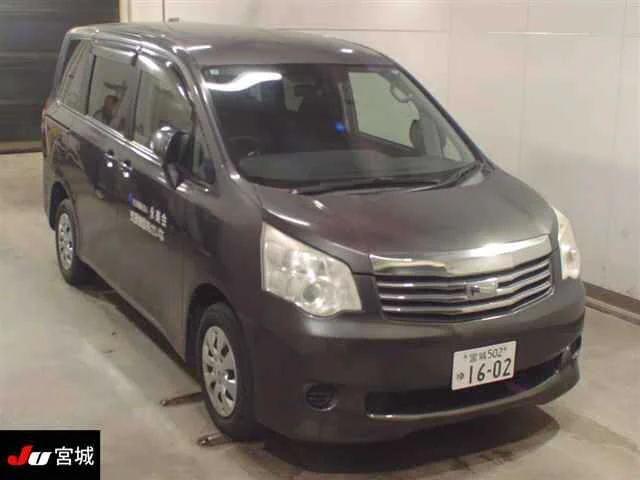 Toyota Noah 2013