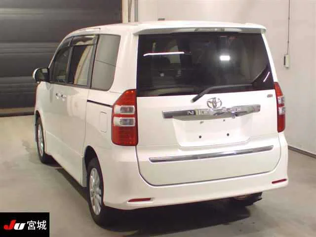 Toyota Noah 2011