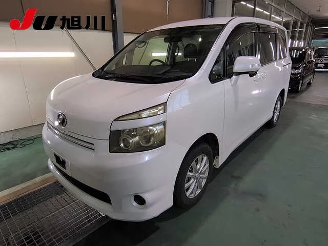 Toyota Voxy  с аукциона в Японии