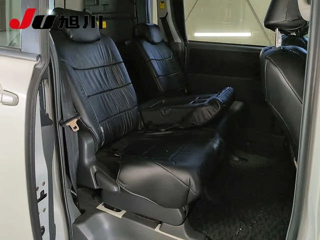 Toyota Voxy  с аукциона в Японии