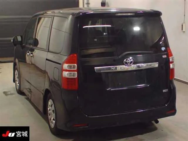 Toyota Noah 2011