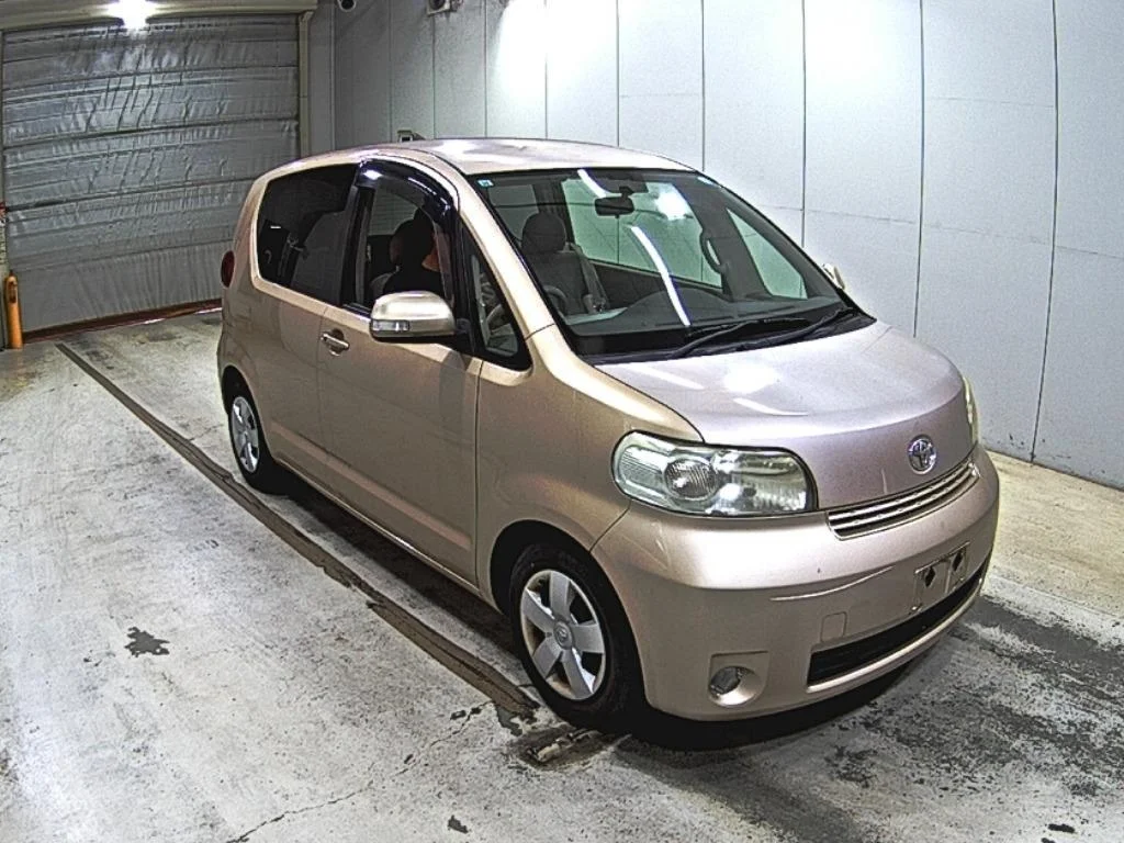 Toyota Porte 2012