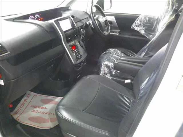 Toyota Voxy 2011