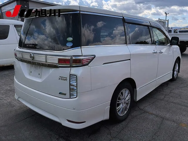 Nissan Elgrand  с аукциона в Японии