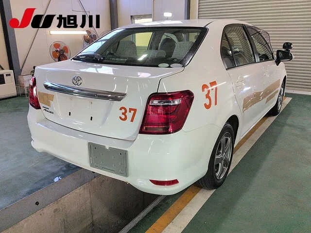 Toyota Corolla Axio  с аукциона в Японии