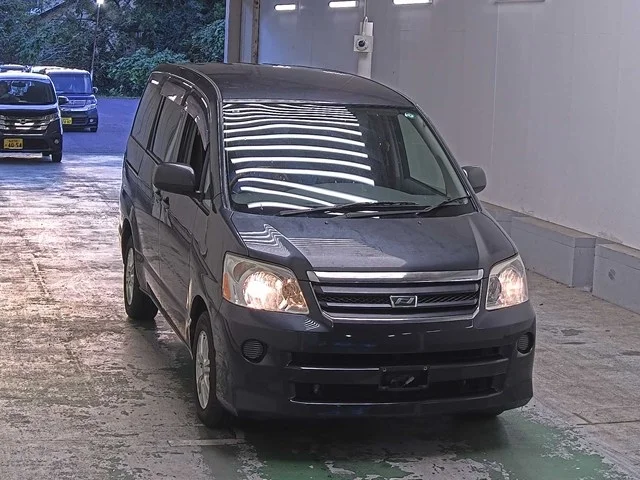 Toyota Noah 2005