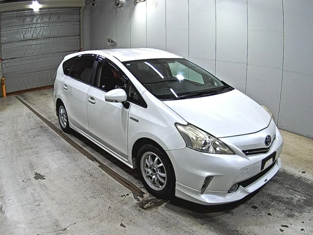 Toyota Prius Alpha 2013