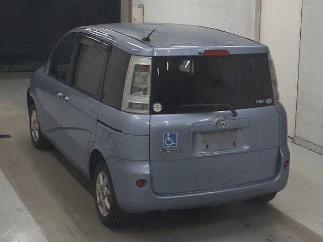 Toyota Sienta 2011