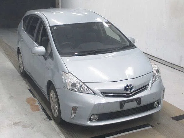 Toyota Prius Alpha 2013