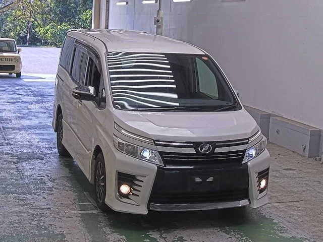 Toyota Voxy  с аукциона в Японии
