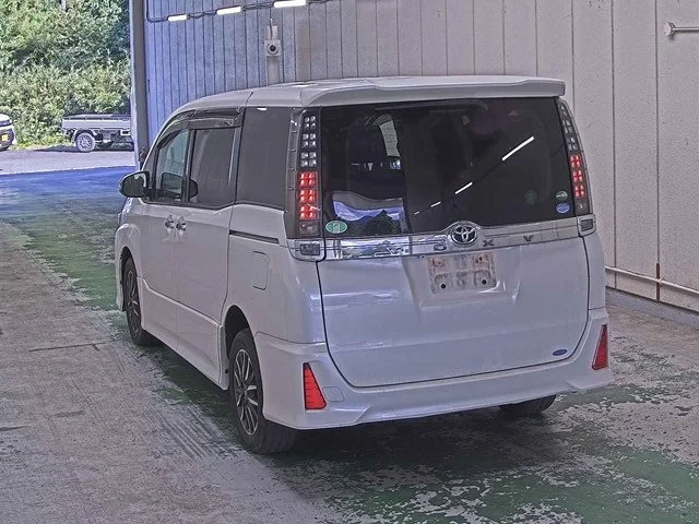 Toyota Voxy  с аукциона в Японии