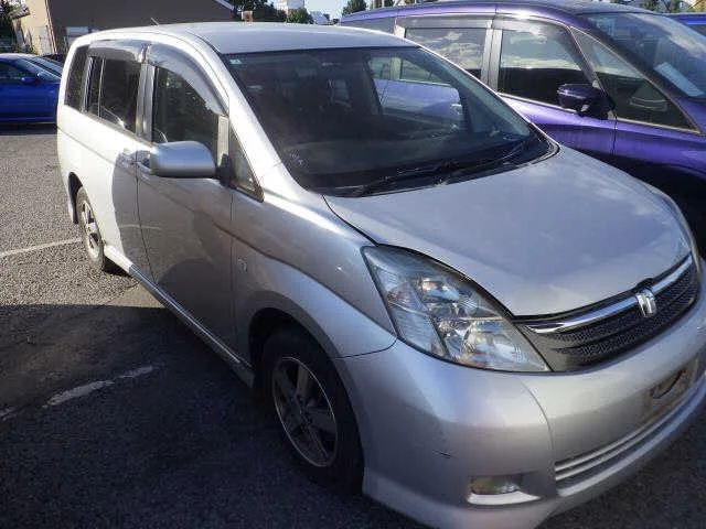 Toyota Isis 2005