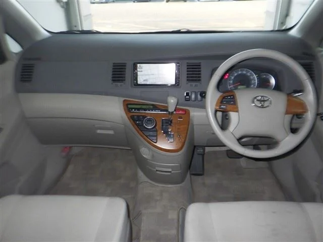 Toyota Isis  с аукциона в Японии