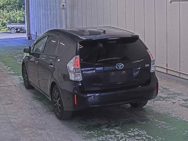 Toyota Prius Alpha 2013