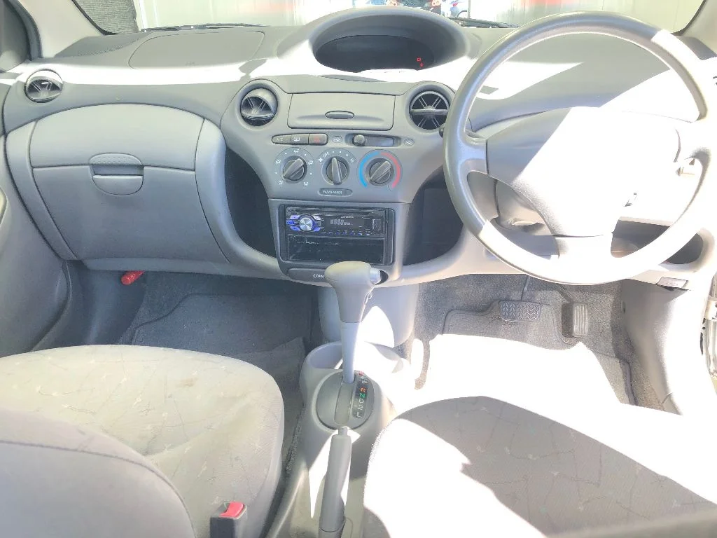 Toyota Vitz  с аукциона в Японии