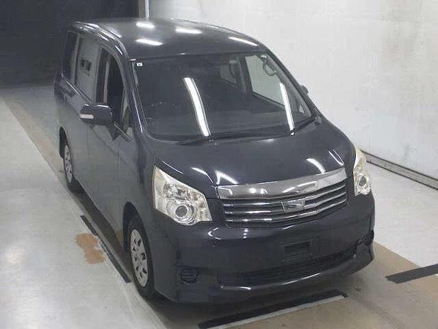 Toyota Noah 2013