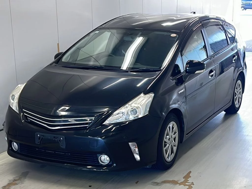 Toyota Prius Alpha 2014
