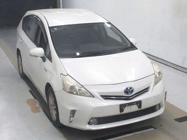 Toyota Prius Alpha 2013
