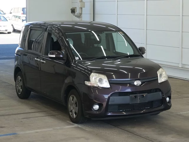 Toyota Sienta 2011