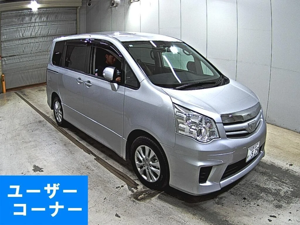 Toyota Noah 2011