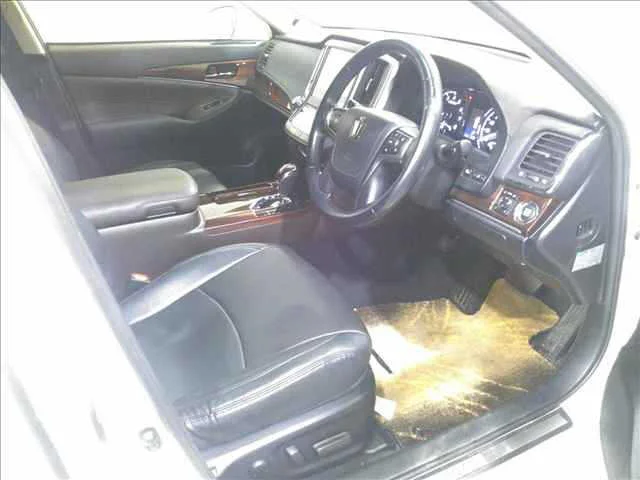 Toyota Crown  с аукциона в Японии