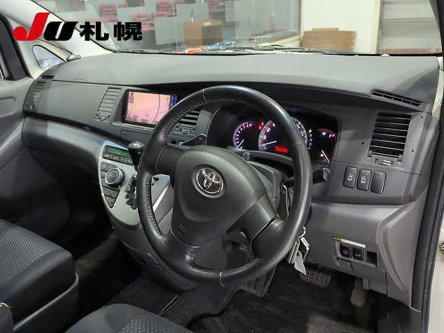 Toyota Isis  с аукциона в Японии