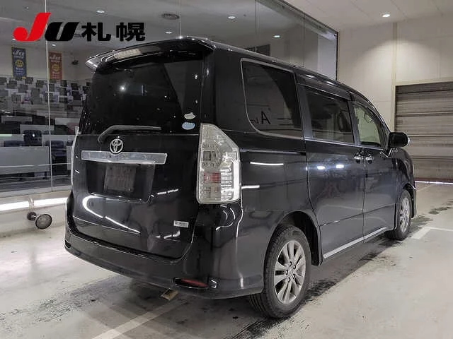 Toyota Voxy 2011