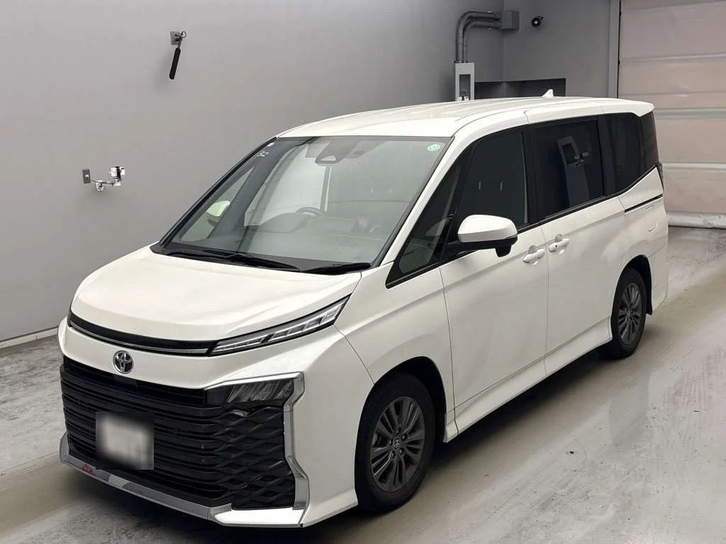 Toyota Voxy 2024