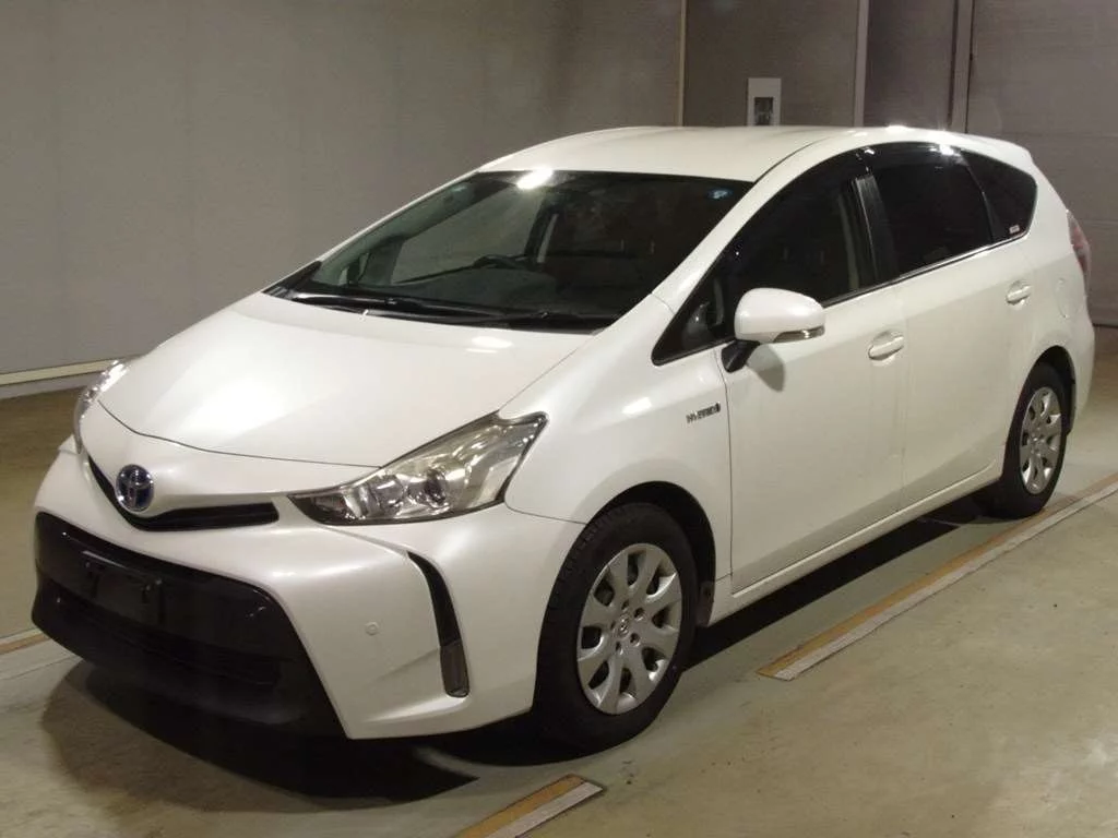 Toyota Prius Alpha 2015