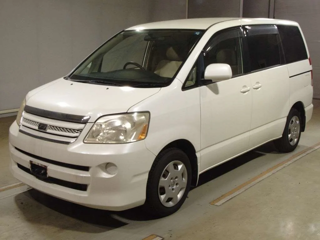 Toyota Noah 2005