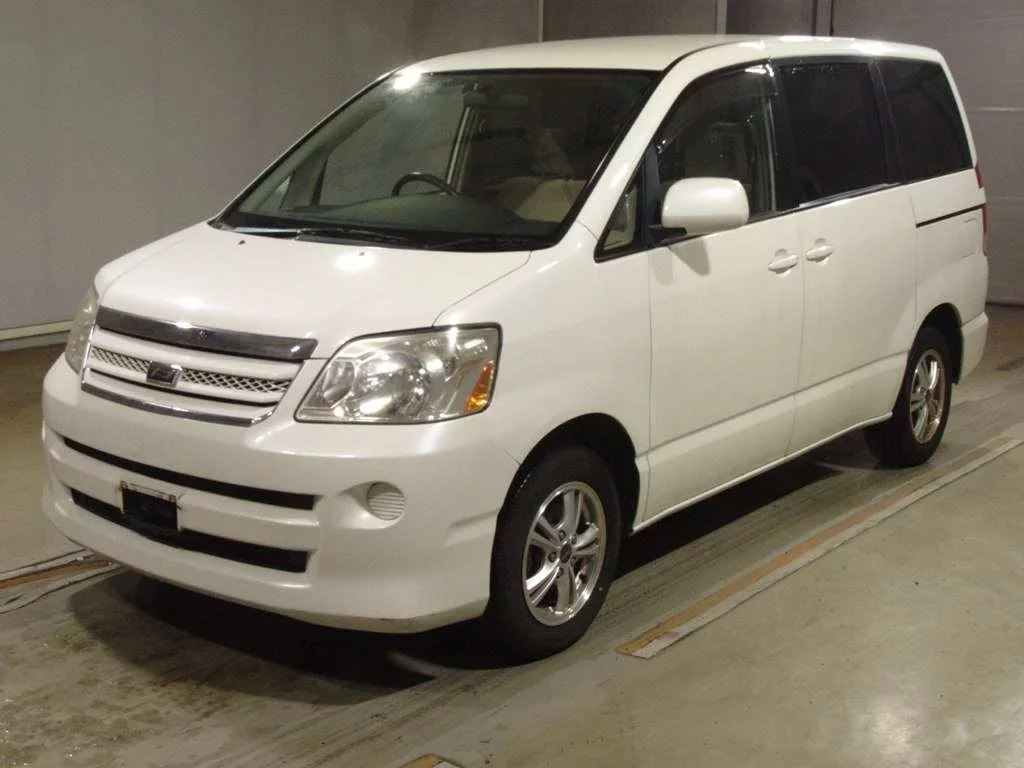Toyota Noah 2005