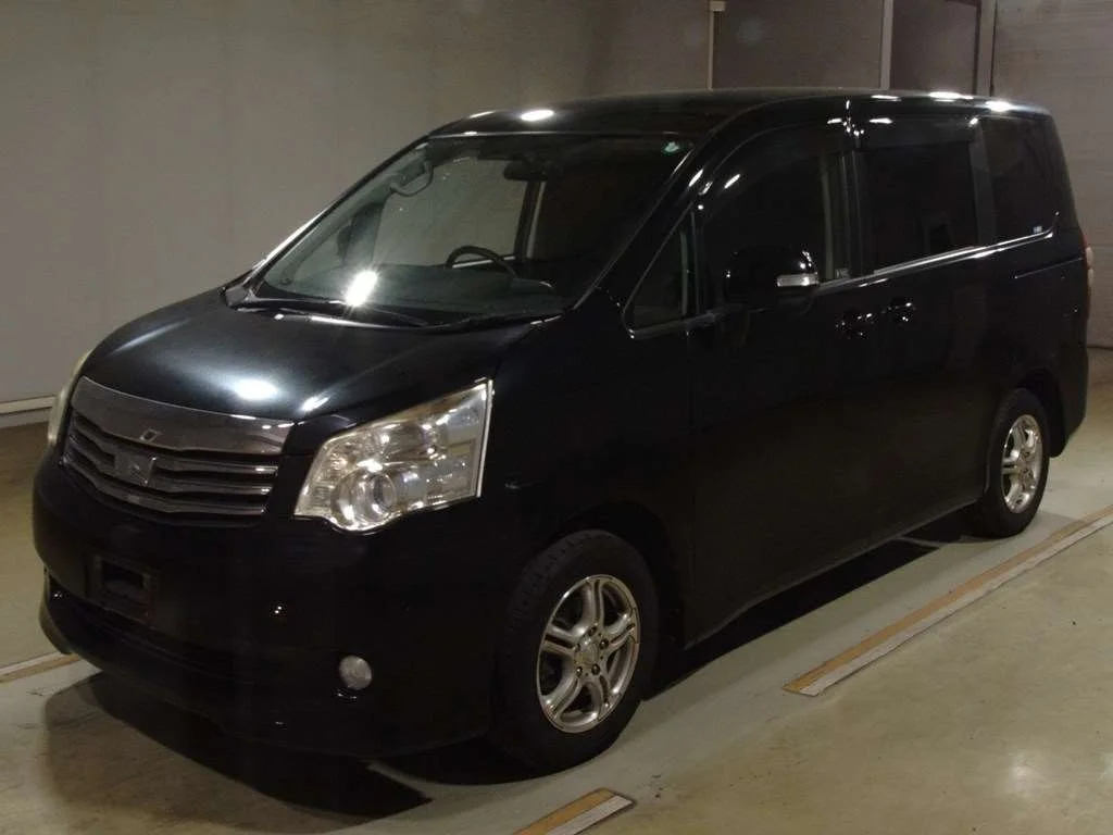 Toyota Noah 2011