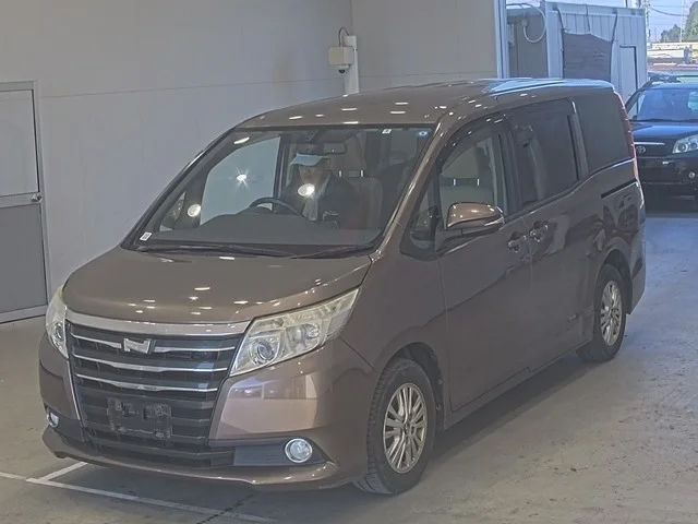 Toyota Noah 2014