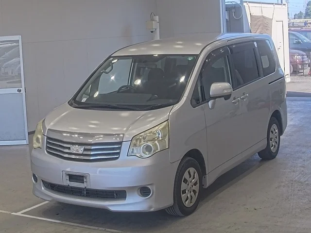 Toyota Noah 2013