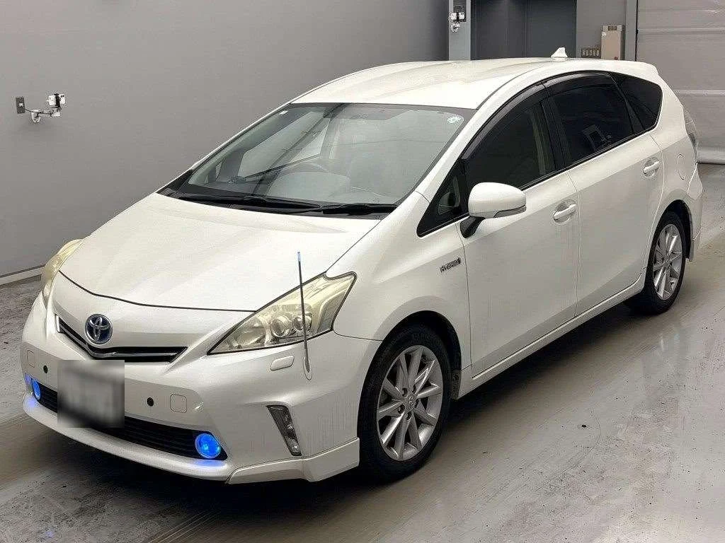 Toyota Prius Alpha 2014