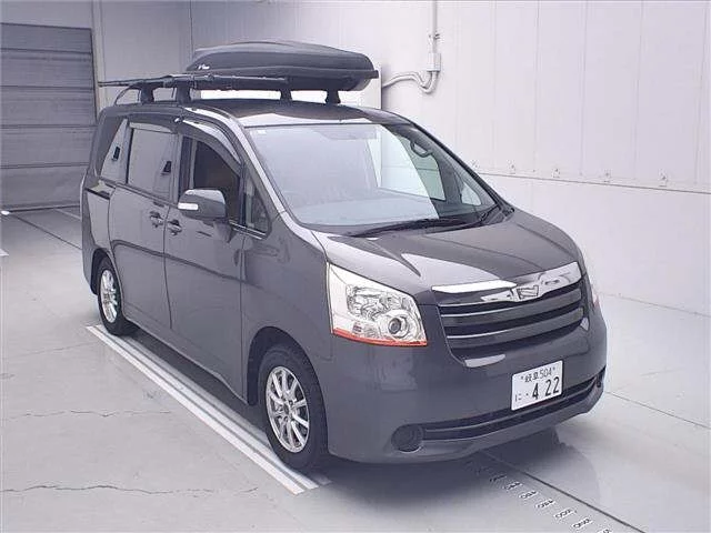 Toyota Noah 2010