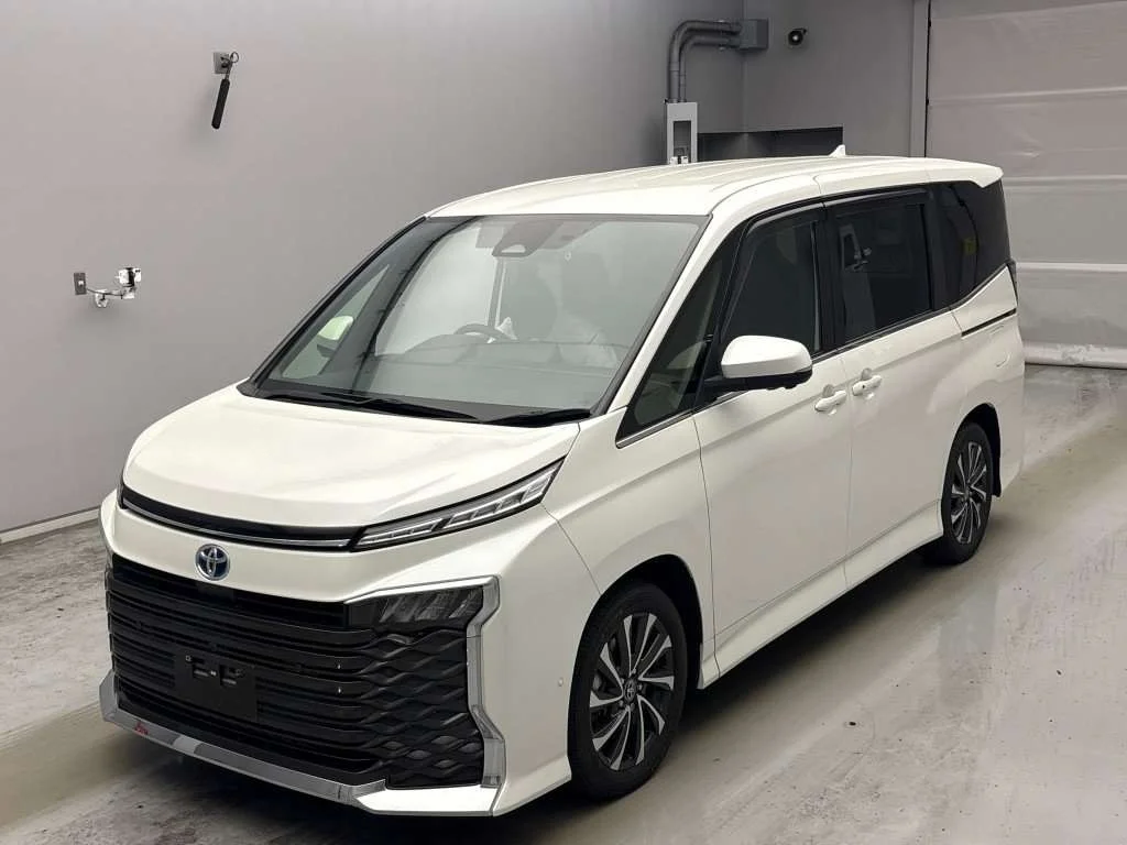 Toyota Voxy 2023
