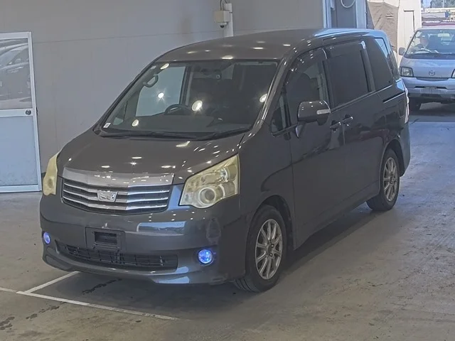 Toyota Noah 2010